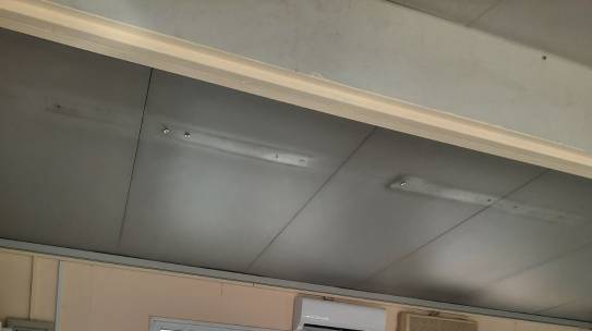 ΚΑΤΑΓΓΕΛΙΑ :  Αποκόλληση  της  ηλεκτρικής  συστοιχίας  των λαμπτήρων από την οροφή  τάξης  που στεγάζεται σε λυόμενο οικίσκο (προκάτ) σε Δημοτικό σχολείο της Λυκόβρυσης. Επιτακτική ανάγκη  κυβέρνηση  και  Δήμος να αναλάβουν την ευθύνη να λειτουργήσει επιτέλους  το 3ο  Δημοτικό  που έχει ιδρυθεί στα χαρτιά.
